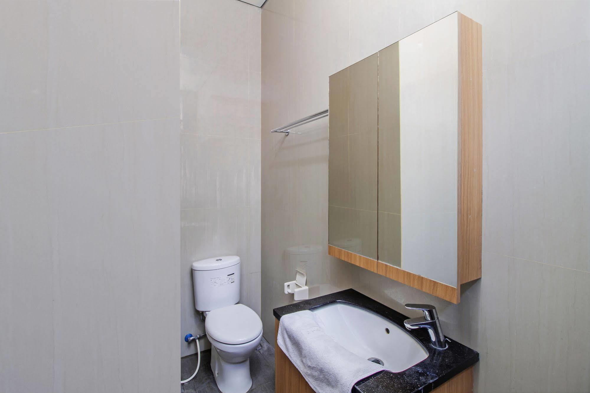 Hotel Reddoorz Near Kelapa Dua Kebon Jeruk 3*