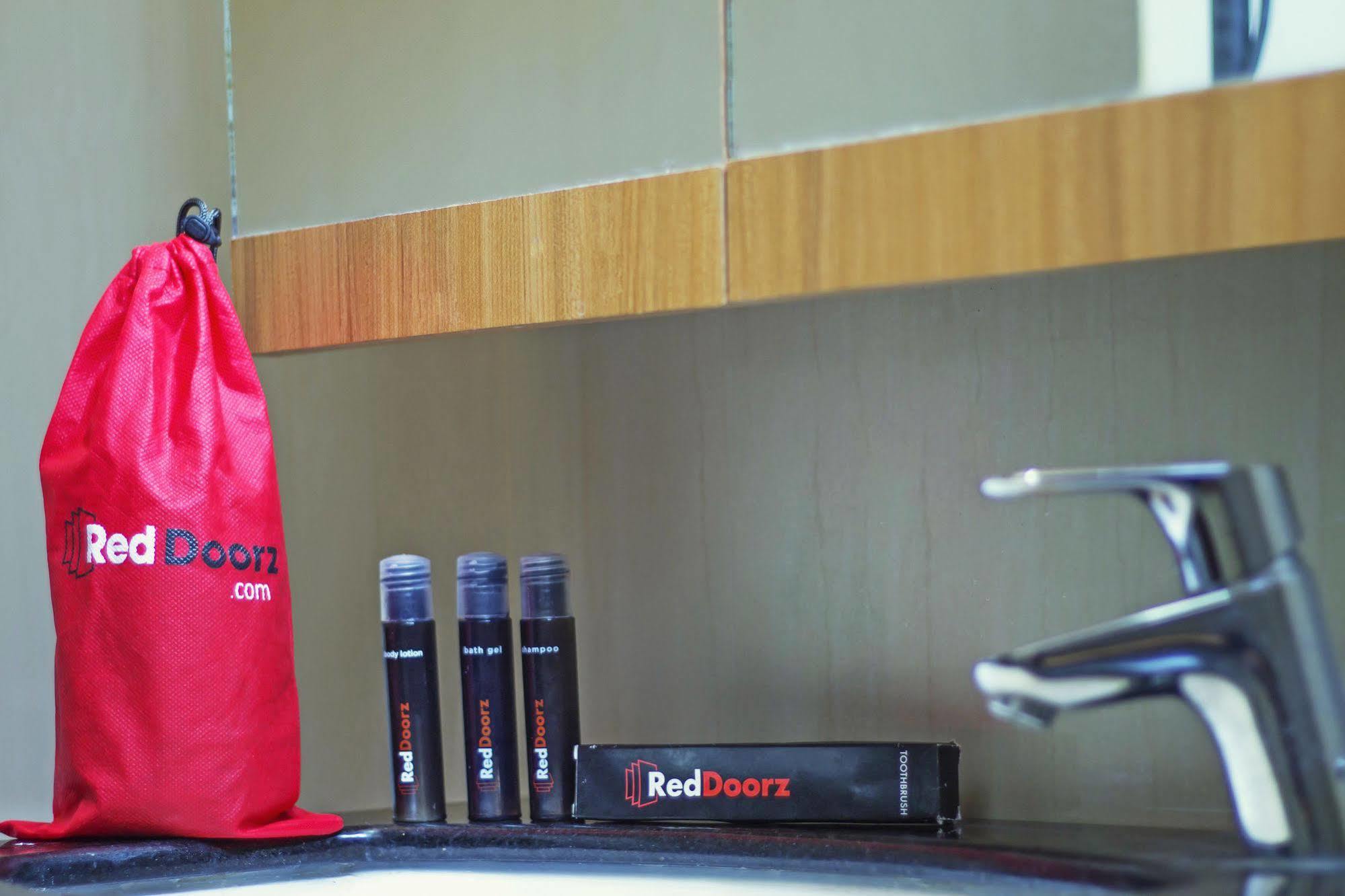Hotel Reddoorz Near Kelapa Dua Kebon Jeruk